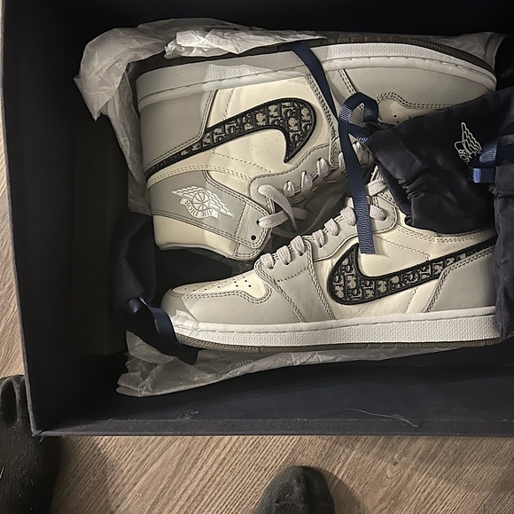 Basically New AIR DIOR SIZE 7.5, with original box and dusters and charms. - Picture 4 of 6